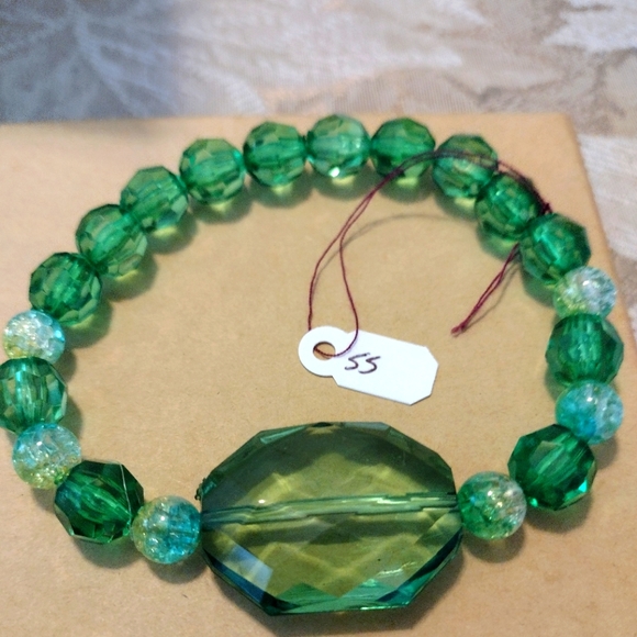 Artemis's Gems custom-made beaded bracelet with large green gem - Picture 1 of 4
